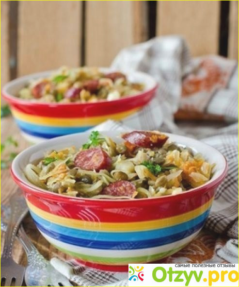 Капуста тушенная с чечевицей зелёной и копченными колбасками. Рецепт приготовления.