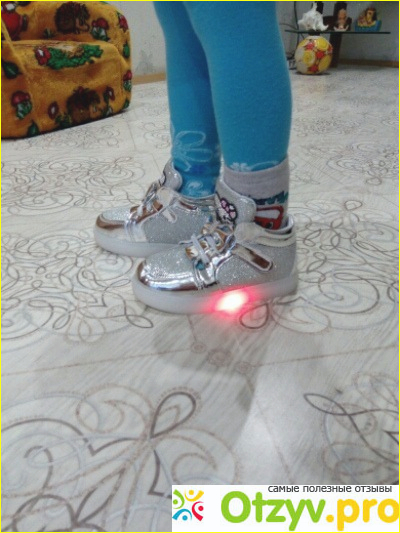 Кроссовки для девочки со светодиодной подсветкой. фото2