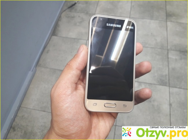 Смартфон Samsung Galaxy J1 