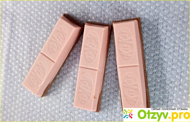 Kit Kat Trio белый шоколад со вкусом клубники и молочный шоколад с хрустящей вафлей фото2