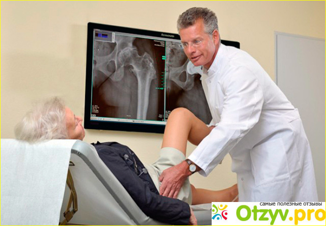 Болит бедро к какому врачу. Врач осматривает колено. Осмотр пациента с переломом. Осмотр травматолога.